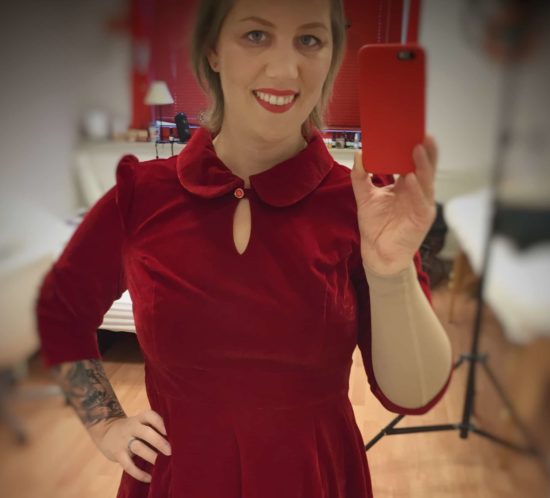 Christine Raab Christmas Weihnachten 2018 rotes Samtkleid