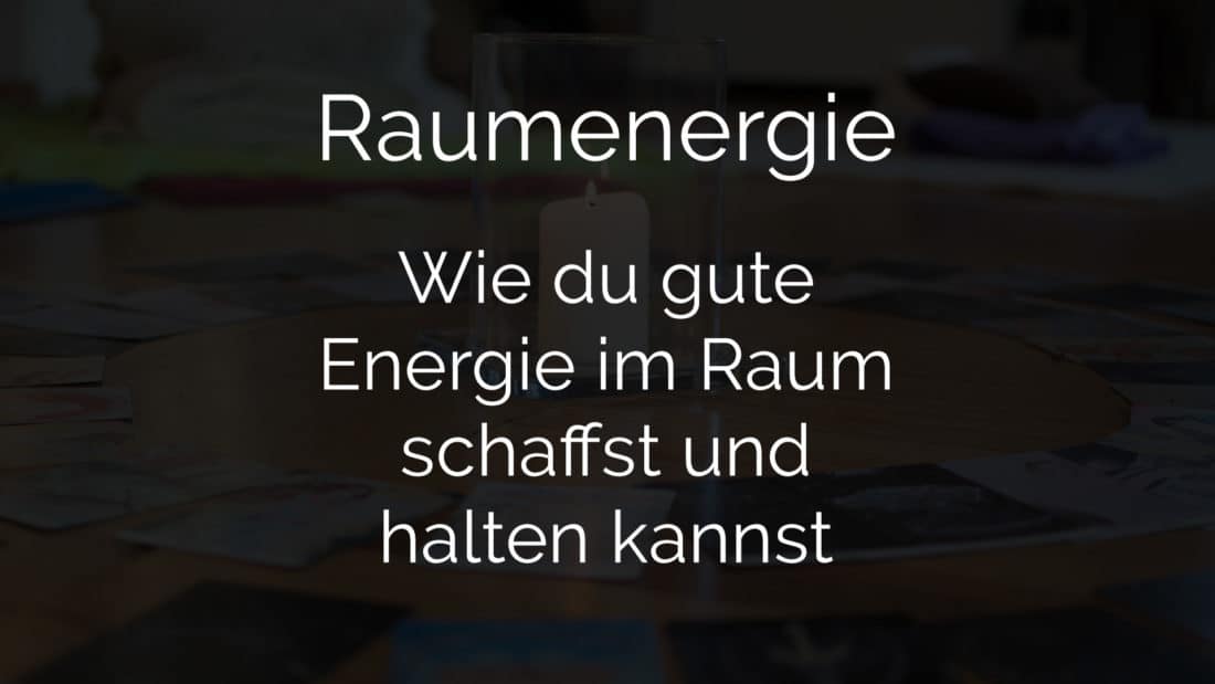 Titelbild Energie im Raum halten mit Kerze und Orakelkarten