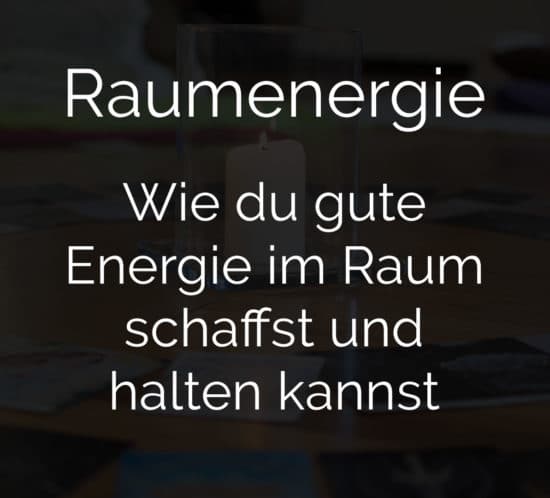 Titelbild Energie im Raum halten mit Kerze und Orakelkarten
