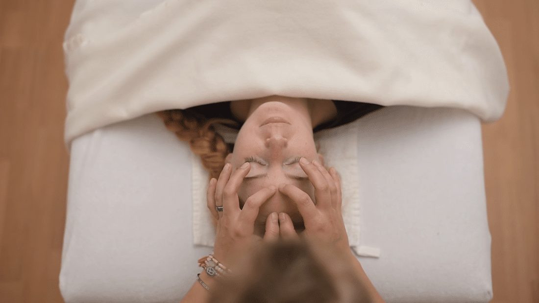 Energiearbeit Christine Raab Christine drückt am Gesicht Energiepunkte