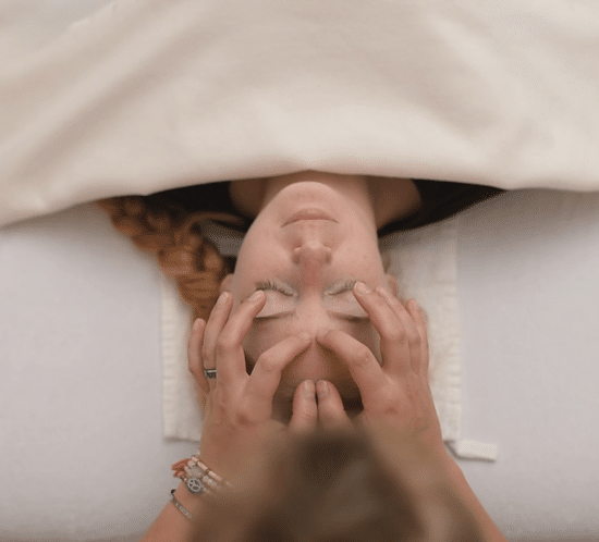 Energiearbeit Christine Raab Christine drückt am Gesicht Energiepunkte