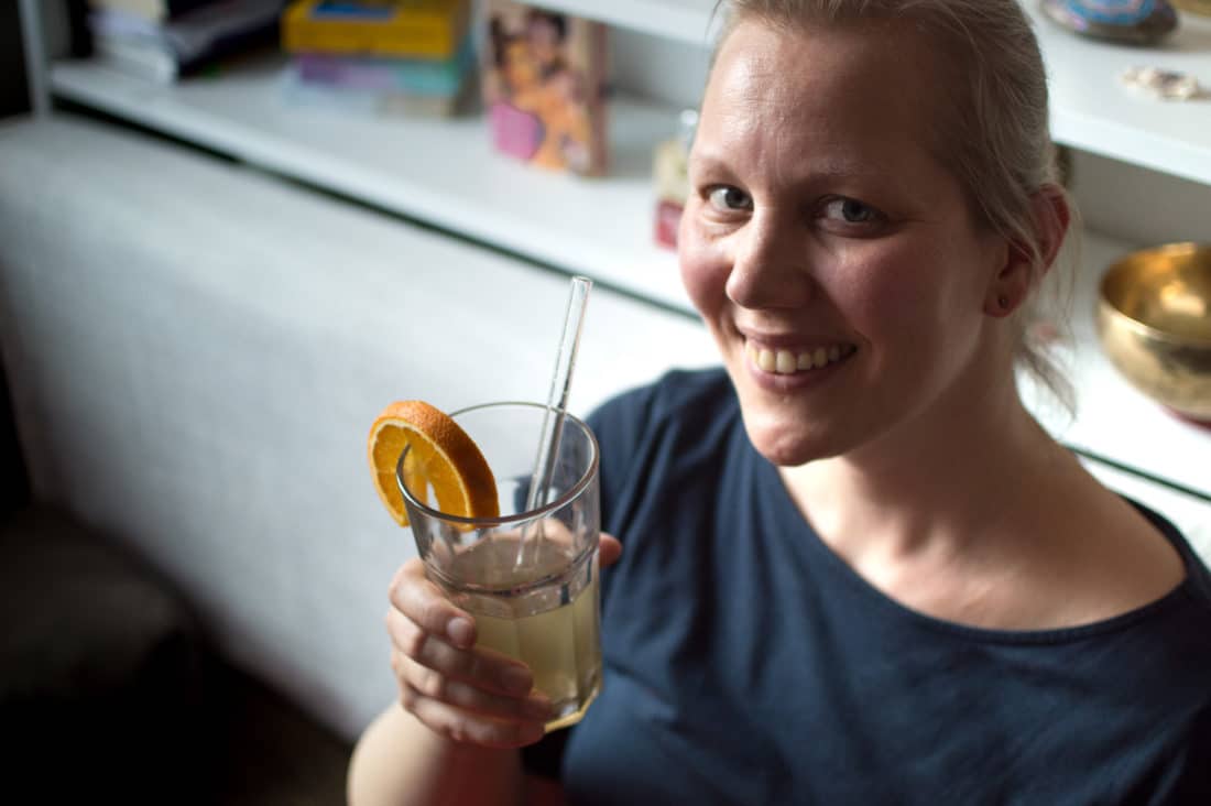 Christine Raab trinkt selbstgemachte Homemade Limo aka Hanftee mit Orange als Wellness zu Hause