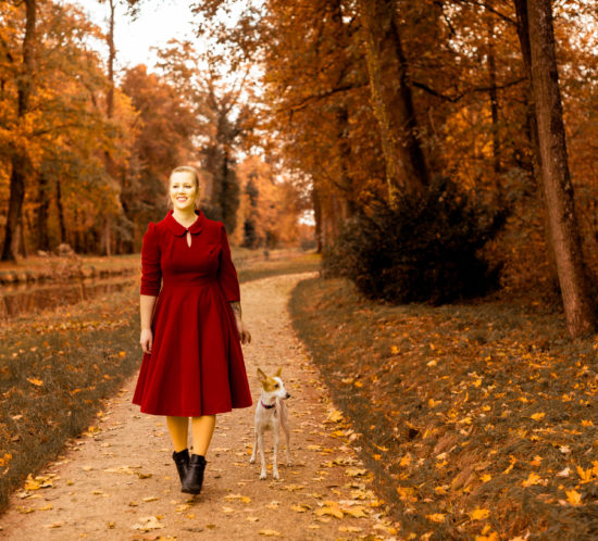 Christine Raab Herbstfoto im roten Kleid zum Blogpost Anleitung zum Brust abtasten